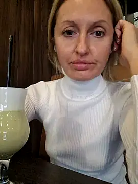 Miss    Mia  online show from 10.16.25