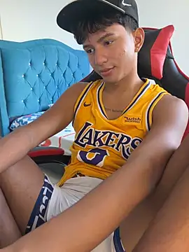 Leonarrrd 01 online show from 12.18.25