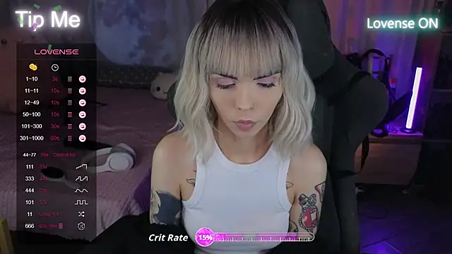 Snapshot of Kerry_Kirk chatting on 10.08.25 Kerry Kirk online show from 10.08.25