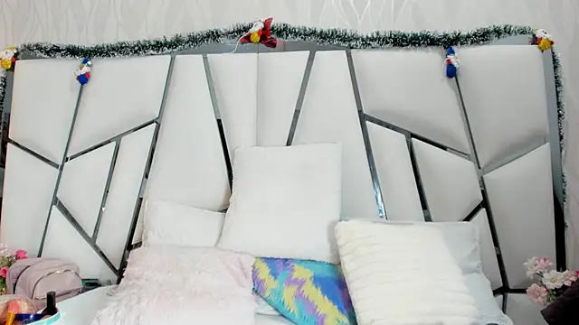  aurora18  online show from 11.23.25