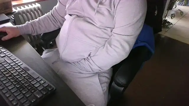 Snapshot of IrishCock30 chatting on 12.31.24 IrishCock30 online show from 12.31.24