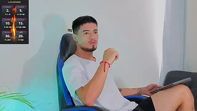 Snapshot of EdwardRoss_ chatting on 01.16.26 EdwardRoss online show from 01.16.26