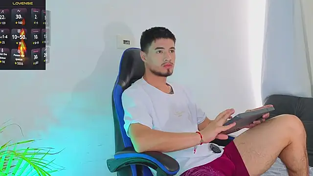 Snapshot of EdwardRoss_ chatting on 02.10.26 EdwardRoss online show from 02.10.26