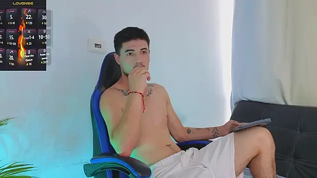 Snapshot of EdwardRoss_ chatting on 02.12.26 EdwardRoss online show from 02.12.26