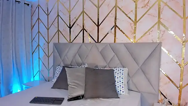 Snapshot of Arianabromw chatting on 12.19.24 Arianabromw online show from 12.19.24