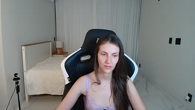 Snapshot of upssnowy chatting on 07.18.26 upssnowy online show from 07.18.26