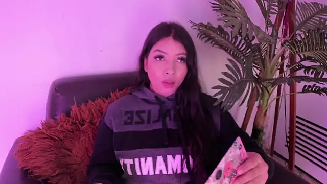 Miia Thompsonn online show from 01.22.25