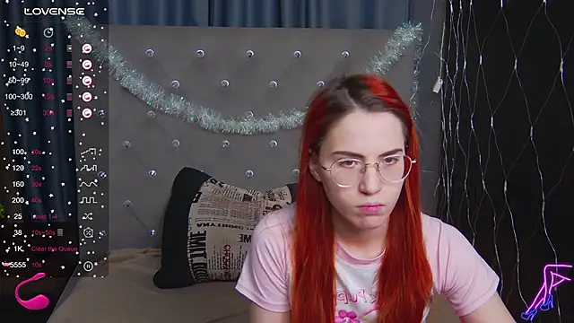 Snapshot of EmilyKents chatting on 12.27.24 EmilyKents online show from 12.27.24