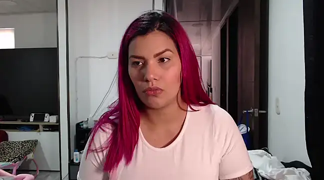 Snapshot of CarolinaRincon chatting on 02.05.25 CarolinaRincon online show from 02.05.25