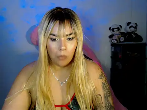 Snapshot of CarolinaRincon chatting on 11.20.25 CarolinaRincon online show from 11.20.25