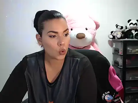 Snapshot of CarolinaRincon chatting on 11.22.25 CarolinaRincon online show from 11.22.25