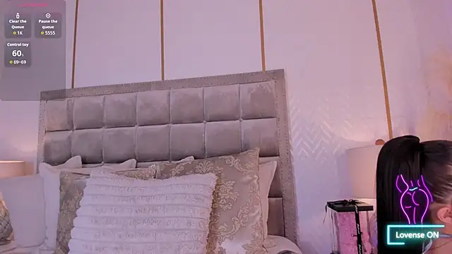 Snapshot of SamanthaClay chatting on 10.14.25 SamanthaClay online show from 10.14.25