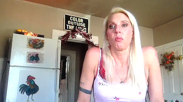 Snapshot of Glamazonx chatting on 11.18.25 Glamazonx online show from 11.18.25