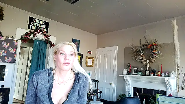 Snapshot of Glamazonx chatting on 12.15.25 Glamazonx online show from 12.15.25