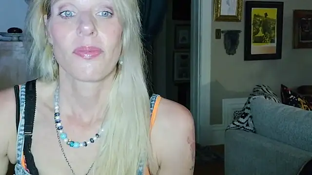 Snapshot of Glamazonx chatting on 04.19.26 Glamazonx online show from 04.19.26