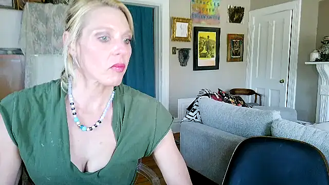 Snapshot of Glamazonx chatting on 04.19.26 Glamazonx online show from 04.19.26