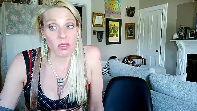 Snapshot of Glamazonx chatting on 04.20.26 Glamazonx online show from 04.20.26