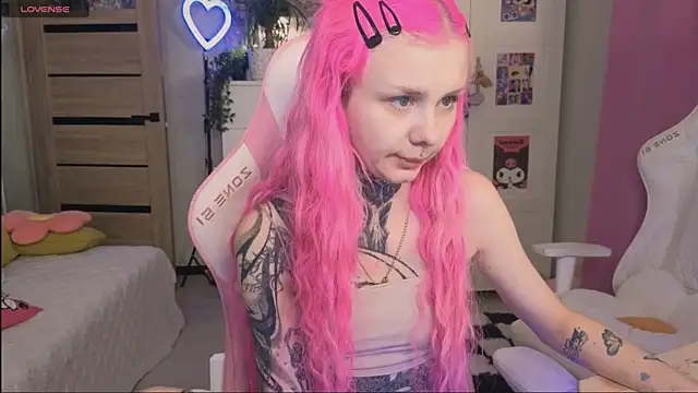 Britney Lynch online show from 10.17.25