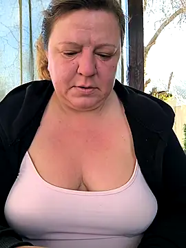 Snapshot of jusichka chatting on 04.22.26 jusichka online show from 04.22.26
