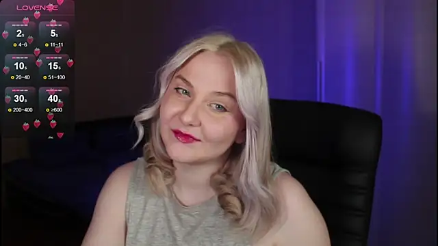 Snapshot of sensual_girrrl chatting on 10.13.25 sensual girrrl online show from 10.13.25