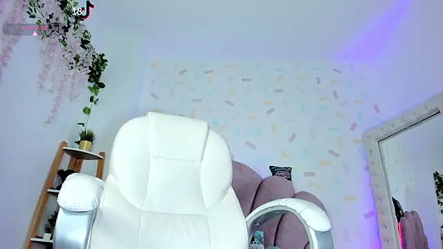 Snapshot of evelyn_evans_1 chatting on 02.20.25 evelyn evans 1 online show from 02.20.25