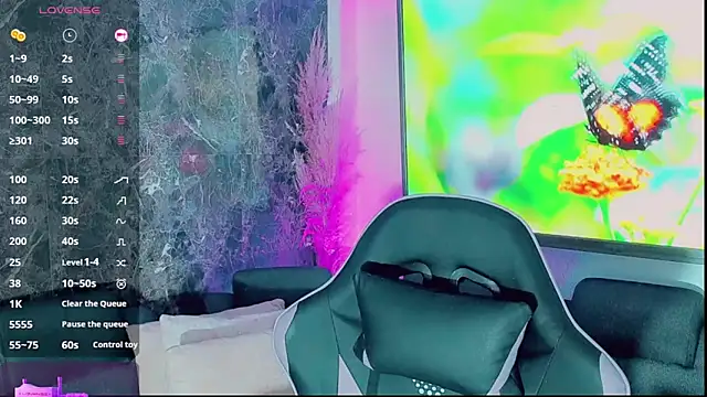 Emmaa Saenz  online show from 11.13.25