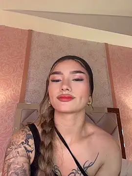 Snapshot of Arianavillada chatting on 04.28.26 Arianavillada online show from 04.28.26