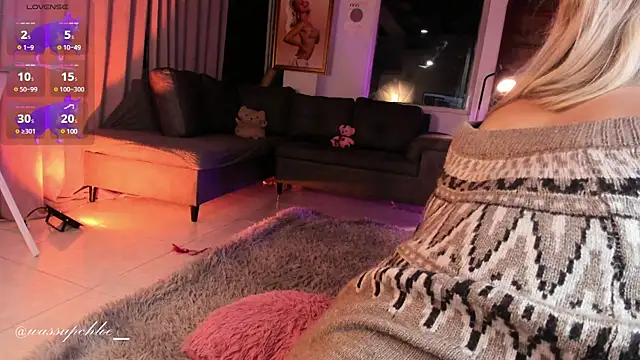 misschloe   online show from 03.04.25