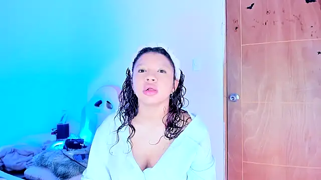 Snapshot of Emily_Coper18 chatting on 05.17.26 Emily Coper18 online show from 05.17.26
