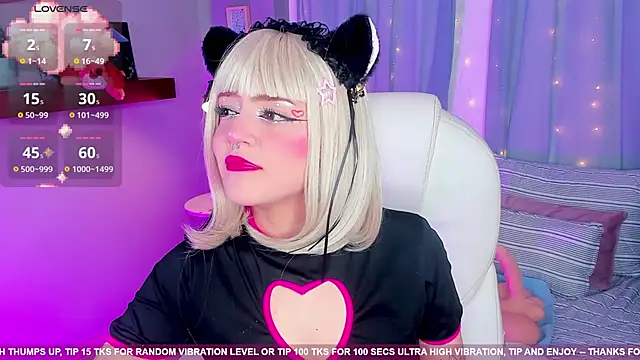 Snapshot of Tiny__Emmy chatting on 01.22.25 Tiny Emmy online show from 01.22.25