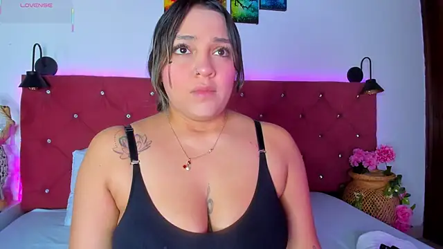 Snapshot of Abril_Gomez06 chatting on 10.21.25 Abril Gomez06 online show from 10.21.25