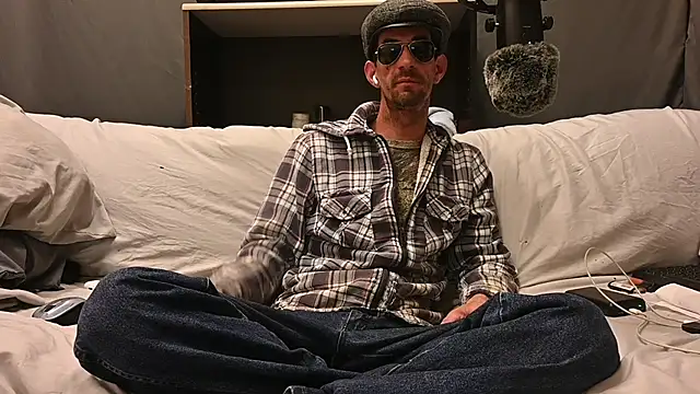 Snapshot of joeiandola chatting on 10.16.25 joeiandola online show from 10.16.25