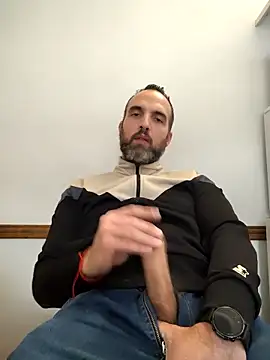 Snapshot of leon3875 chatting on 10.08.25 leon3875 online show from 10.08.25