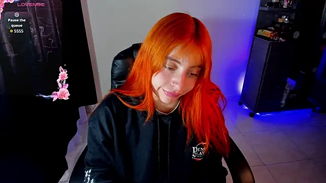 Snapshot of Violetaarey chatting on 06.18.26 Violetaarey online show from 06.18.26