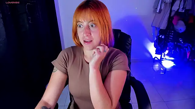 Snapshot of Violetaarey chatting on 06.30.26 Violetaarey online show from 06.30.26
