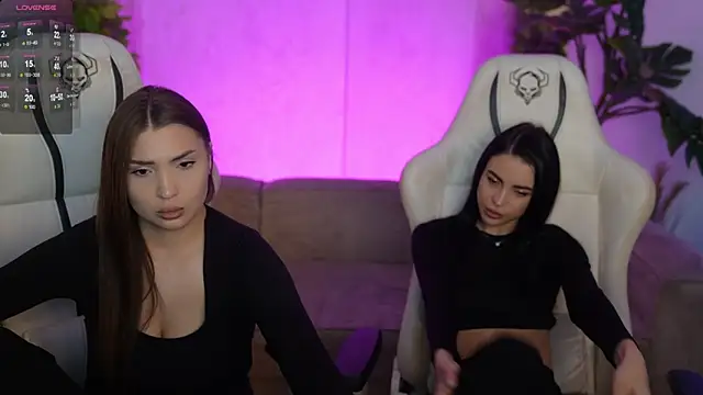 Snapshot of Tina_Breeze chatting on 12.17.25 Tina Breeze online show from 12.17.25