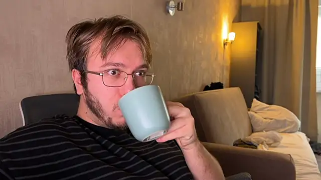 Snapshot of kiopiggy chatting on 11.04.25 kiopiggy online show from 11.04.25