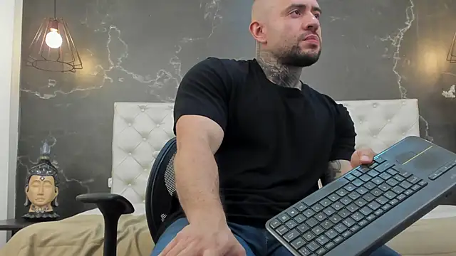 Snapshot of BruceDallas chatting on 02.01.25 BruceDallas online show from 02.01.25