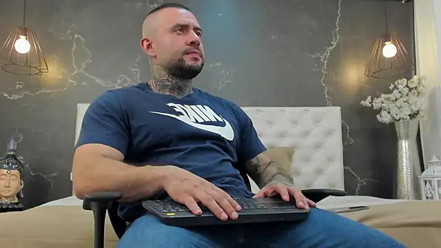 Snapshot of BruceDallas chatting on 02.01.25 BruceDallas online show from 02.01.25