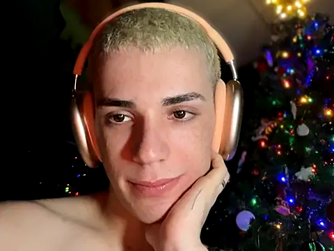 Snapshot of Cristian_Delgado chatting on 12.04.25 Cristian Delgado online show from 12.04.25