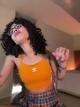 Lianh Benett online show from 01.08.25