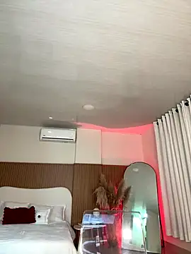 Lianh Benett online show from 12.15.25