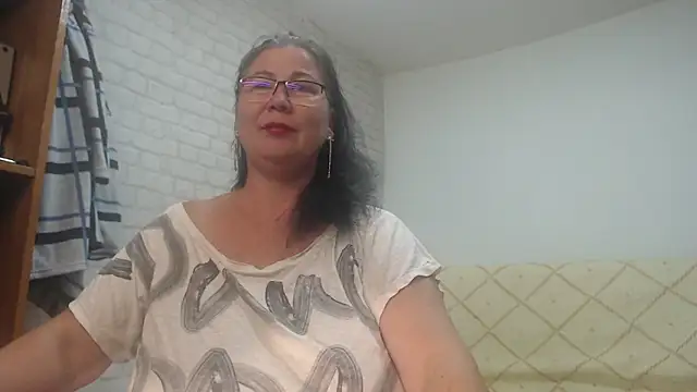 Snapshot of EmmaSquirt chatting on 10.13.25 EmmaSquirt online show from 10.13.25