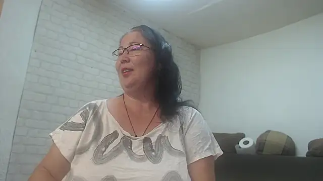 Snapshot of EmmaSquirt chatting on 06.04.26 EmmaSquirt online show from 06.04.26