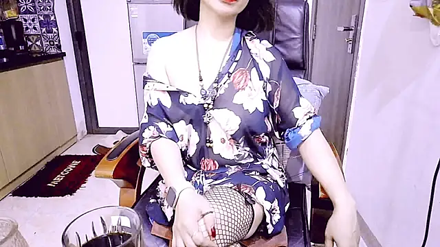 Snapshot of Miu-Le chatting on 04.18.26 Miu-Le online show from 04.18.26