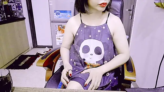 Snapshot of Miu-Le chatting on 04.22.26 Miu-Le online show from 04.22.26