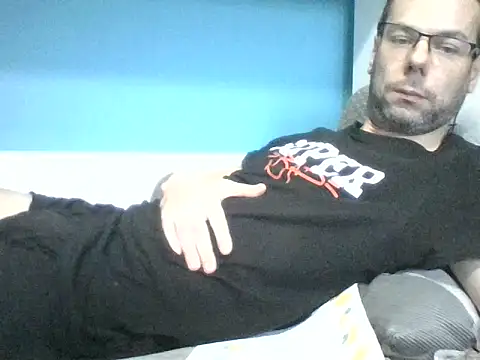 Snapshot of SEBIX-35 chatting on 11.23.25 SEBIX-35 online show from 11.23.25