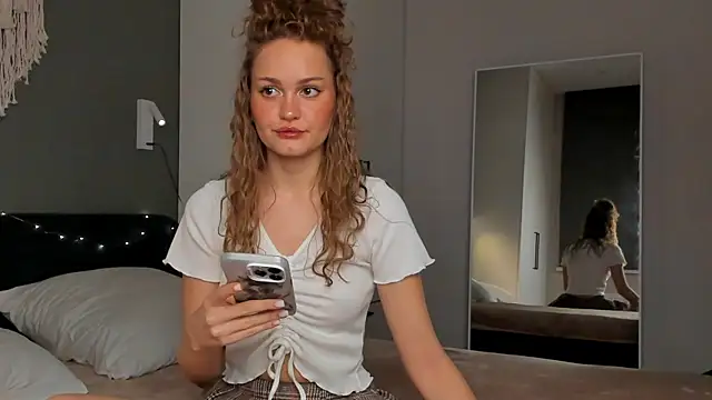 Snapshot of Caroline_Smitt chatting on 09.28.25 Caroline Smitt online show from 09.28.25