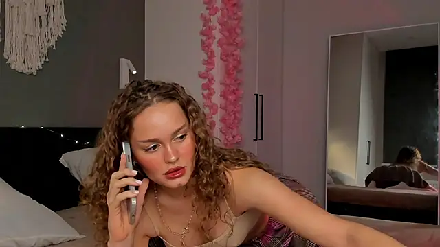 Snapshot of Caroline_Smitt chatting on 09.30.25 Caroline Smitt online show from 09.30.25