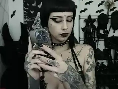 Snapshot of n0sferatus__ chatting on 04.29.26 n0sferatus online show from 04.29.26